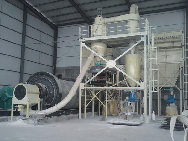 Molino de bolas en polvo de cuarzo y línea de producción de clasificador de aire en una fábrica mine